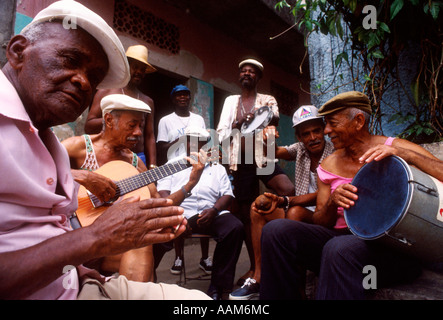 Roda de samba Incontro dei cantanti di samba e compositori Mangueira baraccopoli di Rio de Janeiro in Brasile Foto Stock