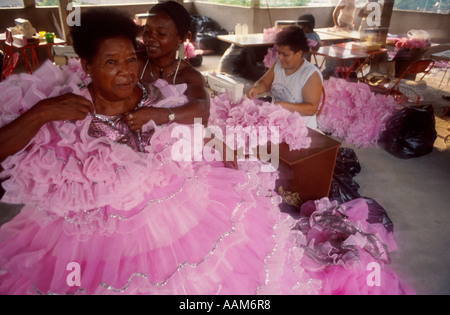 Preparazione per la sfilata delle Scuole di Samba Il Carnevale di Rio de Janeiro in Brasile Dreesmakers a Mangueira Samba School Foto Stock