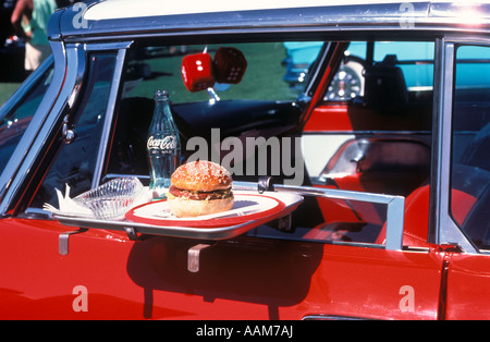 Vassoio per alimenti sulla finestra auto Foto Stock