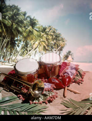 1960 1960 1970 anni settanta ancora vita STRUMENTI MUSICALI CARAIBICO BONGO TAMBURO TROMBA MARACHAS paesaggio tropicale Foto Stock