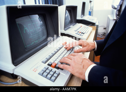 Anni ottanta maschio LE MANI SULLA TASTIERA DEL TEXAS INSTRUMENTS COMPUTER Foto Stock