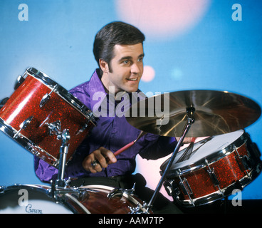 Uomo suona tamburi bastoni tamburo drum set 1970 retrò degli anni settanta le percussioni Foto Stock