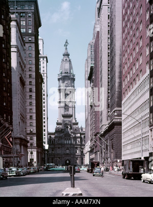 Degli anni Cinquanta guardando giù BROAD STREET VERSO PHILADELPHIA CITY HALL Foto Stock