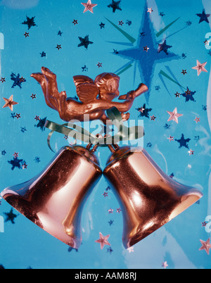 1960s NEW YEARS CHRISTMAS STILL LIFE BLUE BACKGROUND BELLS ANGEL STARS Foto Stock