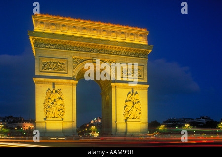 Arco di Trionfo durante la notte con le luci del traffico passante Parigi Francia Foto Stock