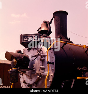 Dettaglio vecchio tempo di vapore locomotiva a motore numero di treno 1533 Stack retrò campana Foto Stock