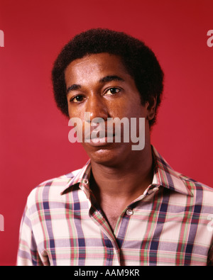 Anni Settanta ritratto giovani afro-americano espressione seria PLAID SHIRT RETRO Foto Stock