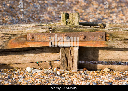 Close up pennelli in legno progettata per interrompere la lunga spiaggia di deriva e di erosione costiera Foto Stock