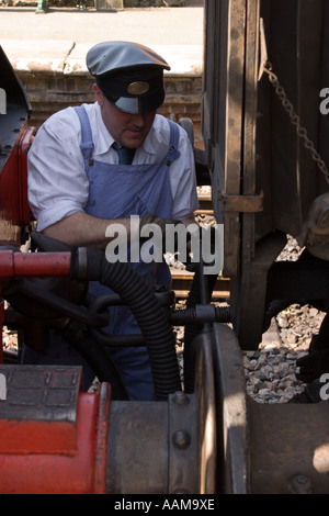 L'accoppiamento della tiranteria tra la locomotiva a vapore e carrelli su conserve di ferrovie a vapore Foto Stock