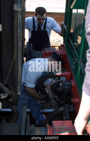 L'accoppiamento della tiranteria tra la locomotiva a vapore e carrelli su conserve di ferrovie a vapore Foto Stock