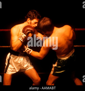Anni sessanta due uomini boxe una faccia bianco della telecamera guanti trunk funi ad anello punzonatrice punzone lotta PUGILIST FIGHTER Foto Stock