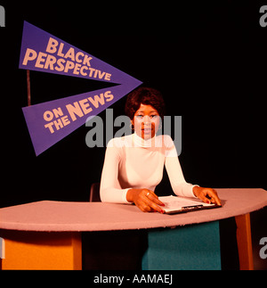 1970 anni settanta afro-americano donna femmina NEWSCASTER EMITTENTE BROADCASTING NEWS REPORTER PERSONA DI ANCORAGGIO retrò etnica Foto Stock