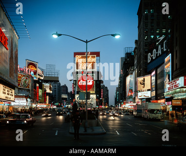 1960s 1966 NOTTE Times Square Manhattan Broadway 45th Street guardando a Nord Foto Stock