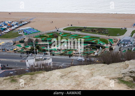 Vista in elevazione del lungomare di Hastings dal castello su una scogliera Foto Stock