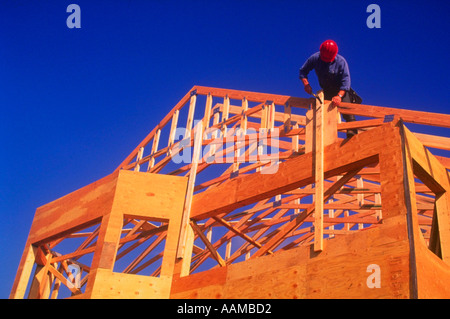 Operaio edile lavorando sul telaio in legno home in costruzione NW Washington Foto Stock