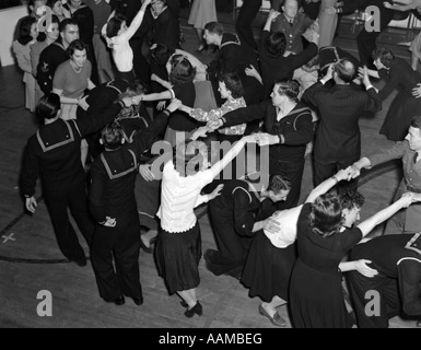 1940s folla gruppo uomini donne che danzano marinai civili DANCE OSU Foto Stock