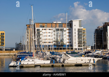 Porto di sovrani in Eastbourne East Sussex barche ormeggiate davanti esclusivi di nuova costruzione di appartamenti e appartamenti Foto Stock