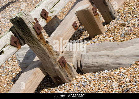 Close up pennelli in legno progettata per interrompere la lunga spiaggia di deriva e di erosione costiera Foto Stock