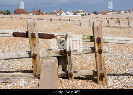 Close up pennelli in legno progettata per interrompere la lunga spiaggia di deriva e di erosione costiera Foto Stock