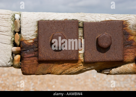 Close up pennelli in legno progettata per interrompere la lunga spiaggia di deriva e di erosione costiera Foto Stock