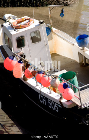 La pesca in barca nel porto a bassa marea Porthgain Pembrokeshire West Wales UK Foto Stock