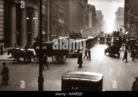 1890s 1900 GIRO DEL SECOLO LA CITTÀ DI NEW YORK STREET SCENE PEDONI CAVALLO & carri automobili Auto Manhattan traffico Foto Stock