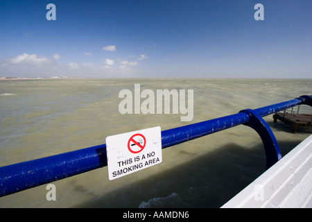 Fumare non permesso per quanto l'occhio può vedere Foto Stock