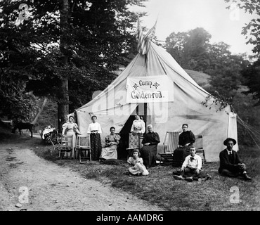 1890s svolta del secolo gruppo seduti davanti al grande tenda con lettura del segno CAMP GOLDEN-biella Foto Stock