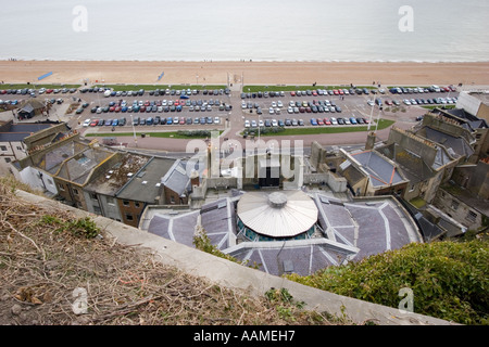 Vista in elevazione del lungomare di Hastings dal castello su una scogliera Foto Stock