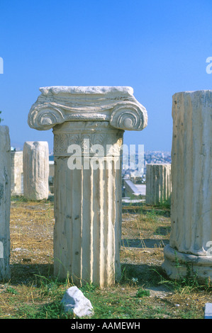 Capitale della colonna ionica visualizzato all Acropoli di Atene in Grecia Foto Stock