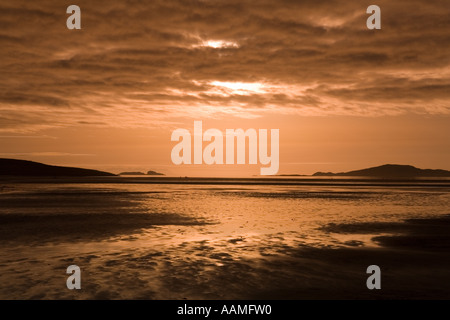 Regno Unito Scozia Western Isles Ebridi Esterne Barra Traigh Mhor spiaggia presso sunrise Foto Stock