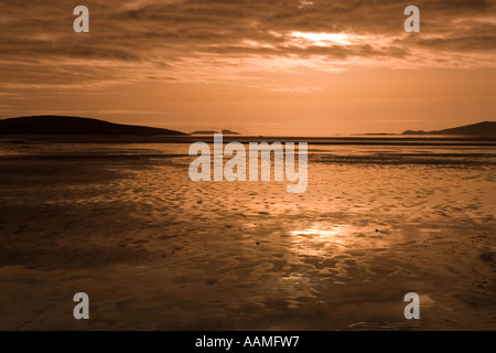 Regno Unito Scozia Western Isles Ebridi Esterne Barra Traigh Mhor spiaggia presso sunrise Foto Stock