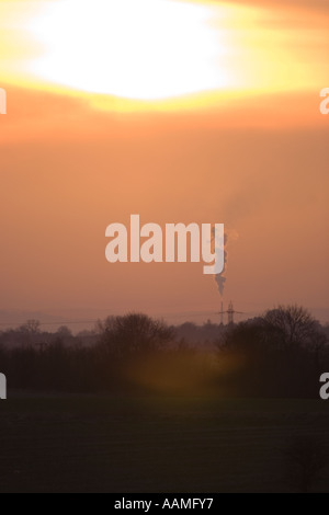 Blue Circle Cement works Westbury Wiltshire visto da Alton Barnes in Pewsey Vale camino fumi eruttazione Foto Stock