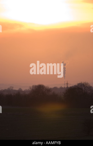 Blue Circle Cement works Westbury Wiltshire visto da Alton Barnes in Pewsey Vale camino fumi eruttazione Foto Stock