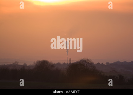 Blue Circle Cement works Westbury Wiltshire visto da Alton Barnes in Pewsey Vale camino fumi eruttazione Foto Stock