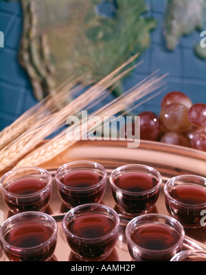 Comunione porzioni di vino sul vassoio PRIMAVERA DEL GRANO E UVA MAPPA DEL NORD AMERICA Foto Stock