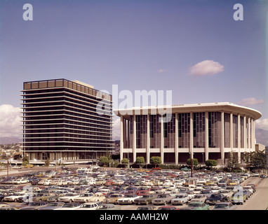Anni sessanta MUSIC CENTER e Dorothy Chandler PAVILION PARCHEGGIO UN SACCO PIENO DI ARCHITETTURA AUTO RETRO VINTAGE Foto Stock