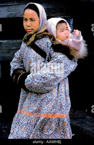 Negli anni sessanta la donna INUIT MADRE BABY ESKIMO IN NOME ALAKSA Native American Indian GIRL KING ISLAND OCEANO ARTICO PARKA PELLICCIA Foto Stock