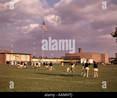 Negli anni sessanta la ragazza adolescente ragazze CAMPO DI HOCKEY AL DI FUORI DEL TEAM DI ALTA SCUOLA EDUCAZIONE FISICA SPORT Foto Stock