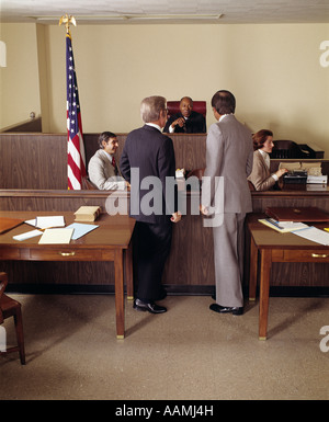 Anni Settanta corte scena CAMERA DUE AVVOCATI avvicinando il banco nella barra laterale con AFRICAN-giudice americano uomo giustizia retrò Foto Stock