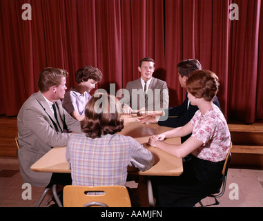 Anni sessanta 6 TEEN studenti seduti attorno al tavolo della Conferenza RIUNIONE GRUPPO Consiglio studentesco TEENS CLASSE DI GOVERNO RETRO VINTAGE Foto Stock