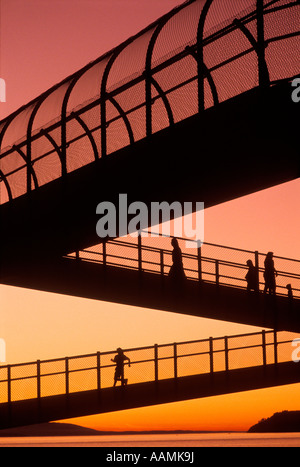 La gente che camminava sulla rampa al tramonto PICNIC punto stato di Washington Stati Uniti d'America Foto Stock