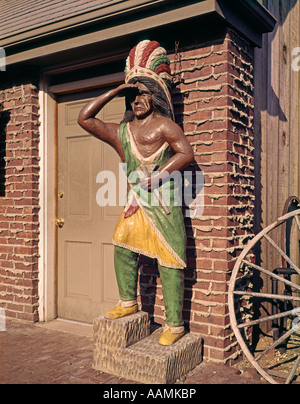 Statua in legno del negozio di sigari Indian dalla costruzione di mattoni mantenendo la veglia di protezione di avviso scolpiti carving capo retrò vintage Foto Stock