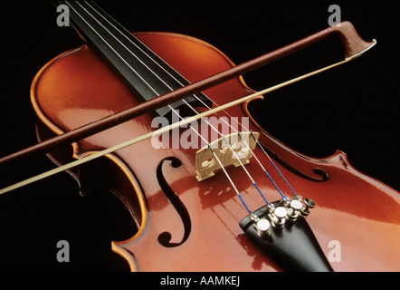 Violino di violino e archetto classico strumento musicale Foto Stock