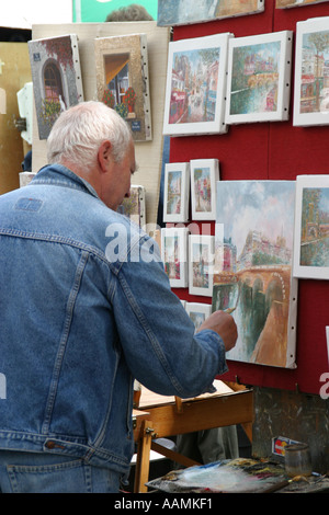 Artista al lavoro nel quartiere degli artisti Montmartre Paris Francia Europa Foto Stock