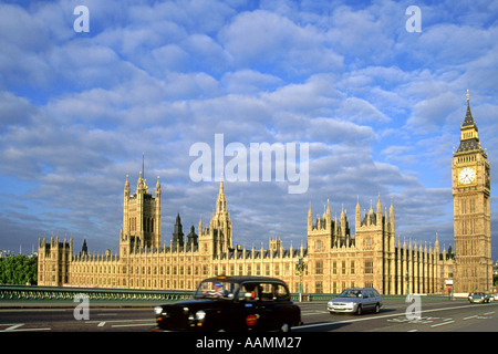 La Casa del Parlamento, il Big Ben e il traffico passante sul Westminster Bridge all'alba a Londra. Foto Stock
