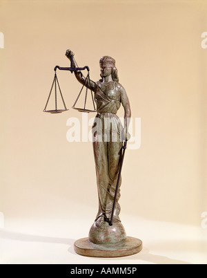 Statua di giustizia cieca azienda scale simbolico del sistema giuridico di governo Foto Stock