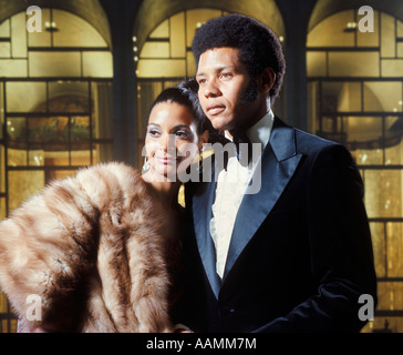 AFRICAN AMERICAN GIOVANE UOMO DONNA PELLICCIA TUXEDO RITRATTO 1973 anni settanta retrò Foto Stock