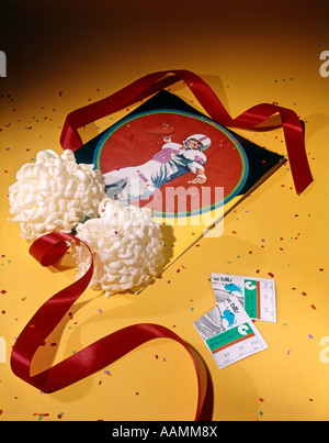 Calcio retrò programma GAME TICKET STUB CRISANTEMO MAMMA CORSAGES NASTRO ROSSO coriandoli sfondo giallo HOMECOMING Foto Stock