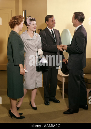 1960 anni sessanta coppie stringono le mani Foto Stock